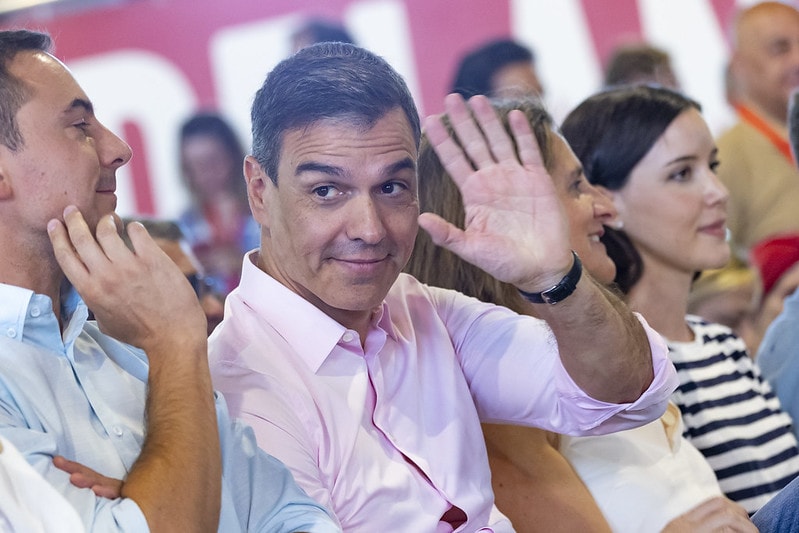 El PSOE espera «un tsunami» con 100 escaños y la dimisión «a medias» de Pedro Sánchez