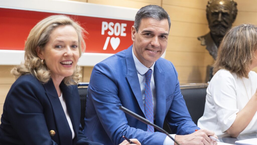 El presidente del Gobierno y secretario general del PSOE, Pedro Sánchez, junto a la vicepresidenta primera, Nadia Calviño, responsable de establecer el eventual veto a Huawei.