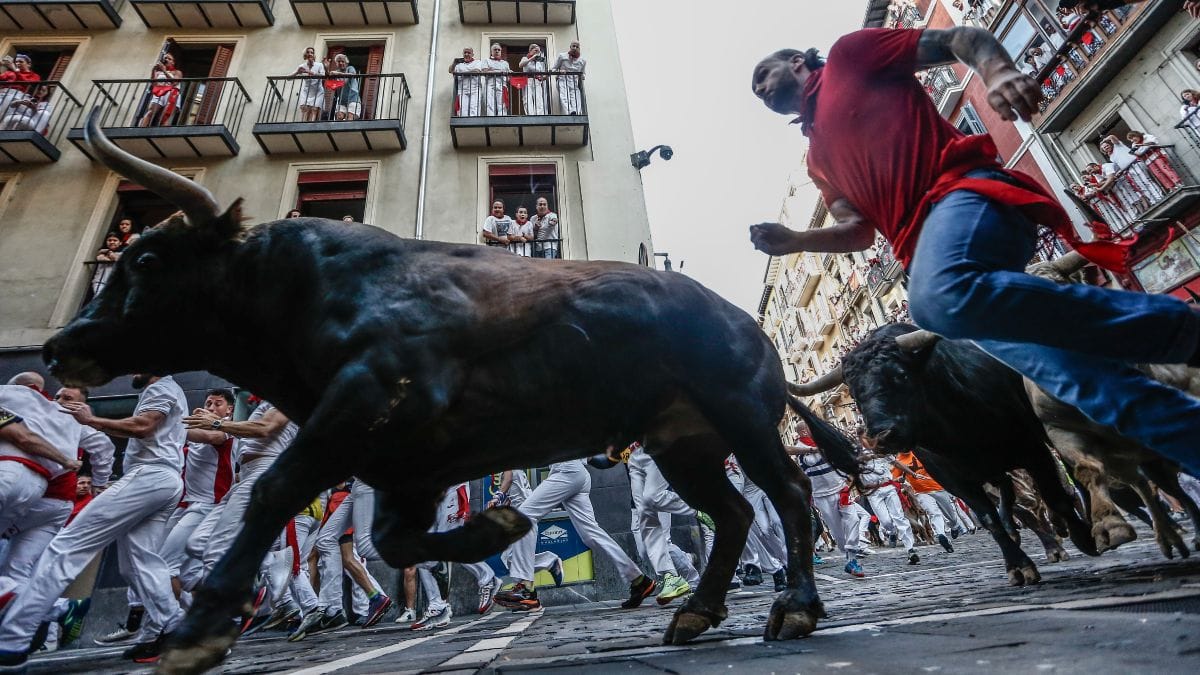 Tensión y peligro, sin cornadas, en el cuarto encierro con unos arrolladores Fuente Ymbro