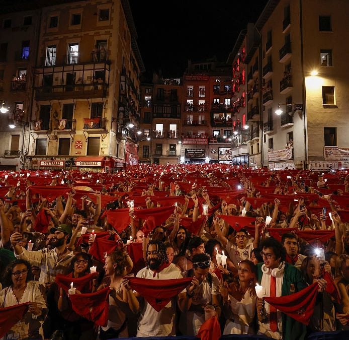 Pamplona pone fin a los Sanfermines con un multitudinario 'Pobre de mí'