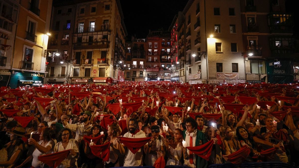 Pamplona pone fin a los Sanfermines con un multitudinario ‘Pobre de mí’