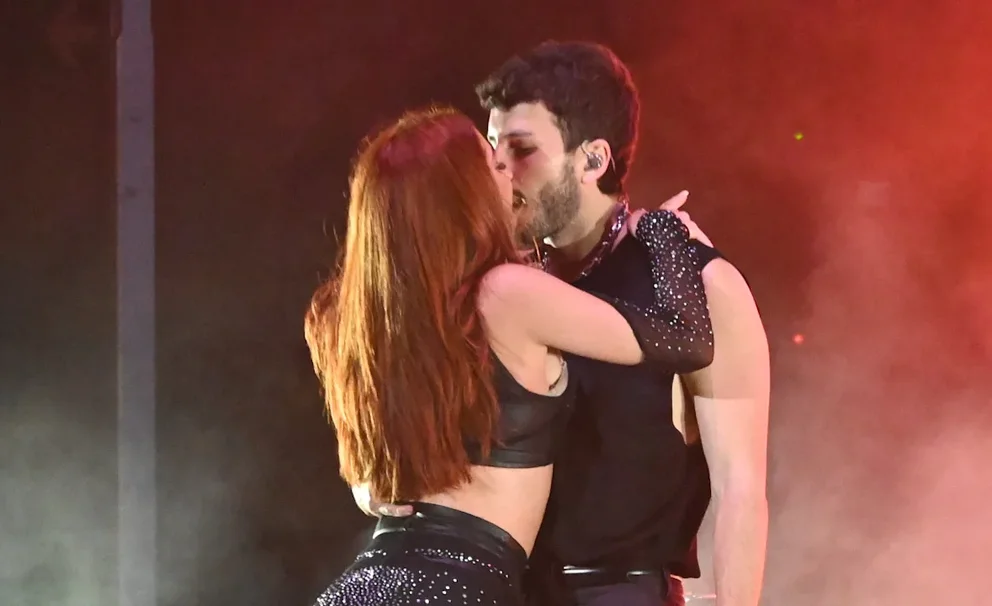 Sebastián Yatra besando a una bailarina. Gtres