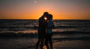 Trucos para seguir teniendo sexo en verano cuando hay hijos pequeños alrededor