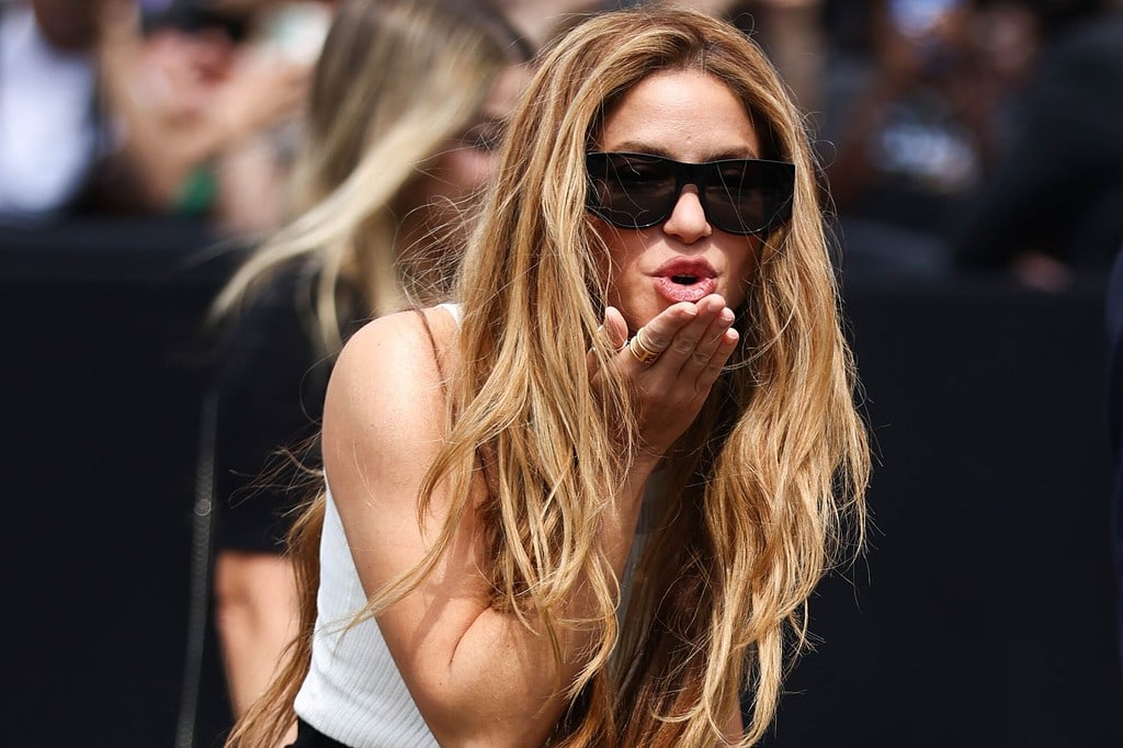 Shakira lanzando un beso en París