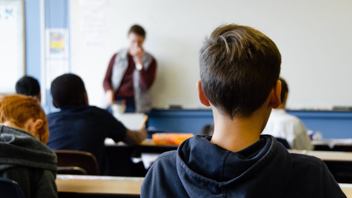 La paradoja de la educación española: líder en horas de clase, pero a la cola en resultados