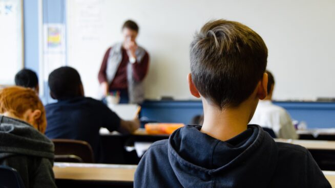 La paradoja de la educación española: líder en horas de clase, pero a la cola en resultados