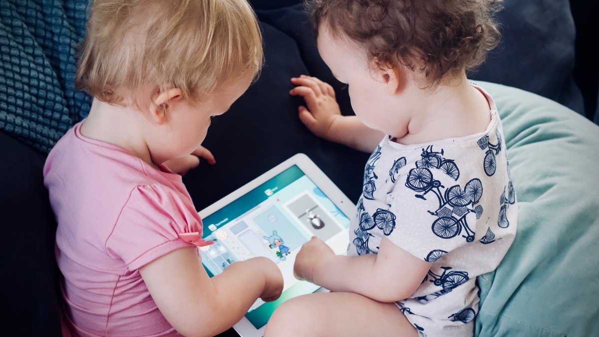 Tecnología ‘canguro’: claves para que tus hijos no se enganchen a las pantallas este verano