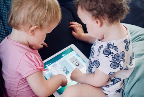 Tecnología 'canguro': claves para que tus hijos no se enganchen a las pantallas este verano