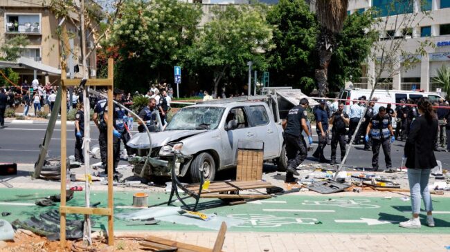 Un terrorista de Hamás atropella y apuñala a siete personas en Tel Aviv (Israel)