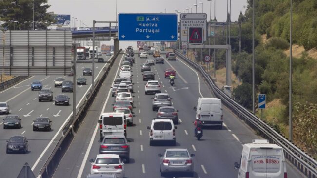 El tráfico complica los accesos a Madrid, Barcelona y Sevilla