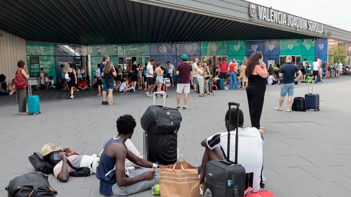 La avería en la línea de tren Valencia-Madrid afecta ya a 5.000 viajeros en pleno 23-J