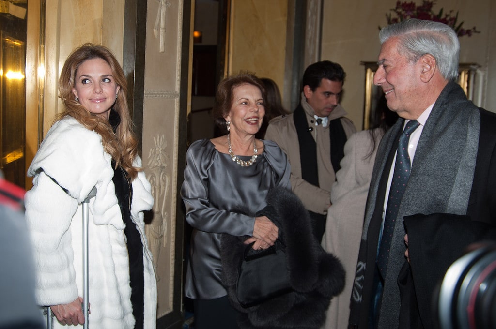 Mario Vargas Llosa, su mujer y su hijo Gonzalo en Estocolmo