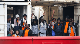 El barco humanitario Ocean Viking rescata a 438 inmigrantes en el mar Mediterráneo