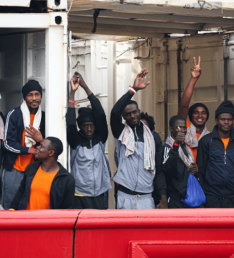 El barco humanitario Ocean Viking rescata a 438 inmigrantes en el mar Mediterráneo