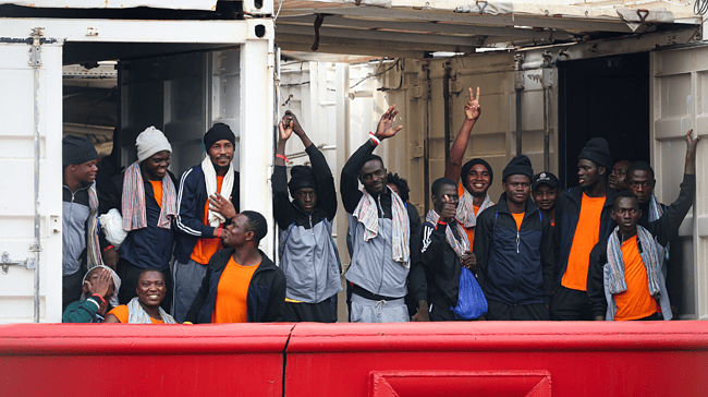 El barco humanitario Ocean Viking rescata a 438 inmigrantes en el mar Mediterráneo