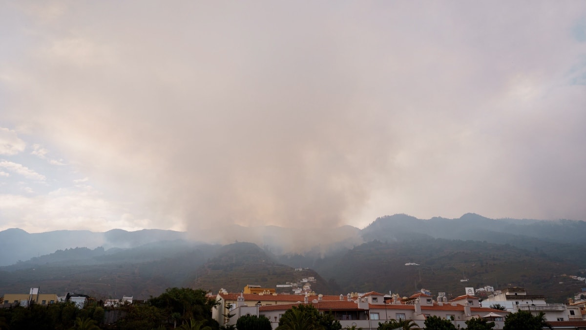 Ordenan evacuar el Parador Nacional del Teide por el avance del fuego en el frente del norte