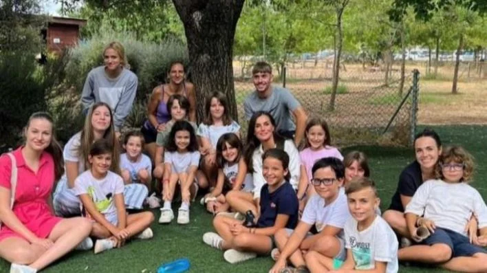 Visita sorpresa de la reina y sus hijas a una granja escuela de Palma