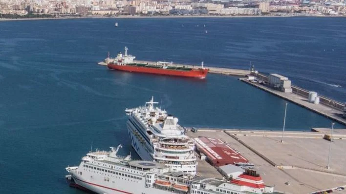 Accidente entre un crucero y un petrolero en el puerto