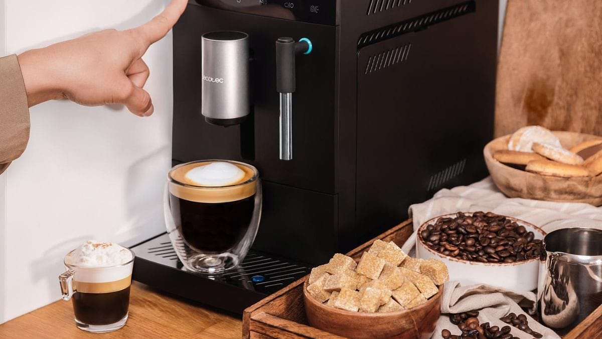 Ahorra casi 150 euros con la compra de tu nueva cafetera automática de  Cecotec ¡Oferta