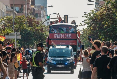 Las campeonas del mundo desatan la euforia en las calles de Ibiza