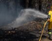 Un incendio en Portbou (Gerona) quema 150 hectáreas y el viento complica su extinción