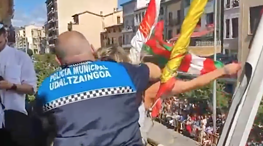 Echan del balcón del Ayuntamiento de Estella a una edil de Bildu por sacar la ikurriña en fiestas