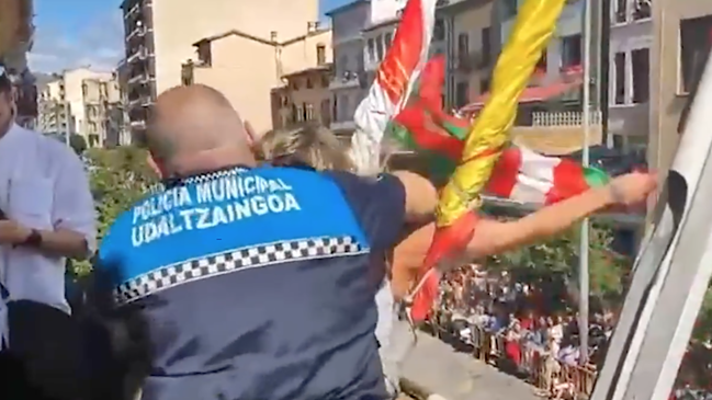 Echan del balcón del Ayuntamiento de Estella a una edil de Bildu por sacar la ikurriña en fiestas