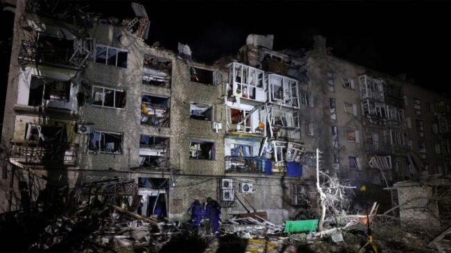 Al menos siete muertos por un bombardeo ruso contra un edificio residencial en Donetsk