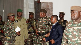 La junta militar de Níger vuelve a cerrar el espacio aéreo ante una posible intervención