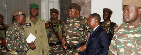 La junta militar de Níger vuelve a cerrar el espacio aéreo ante una posible intervención