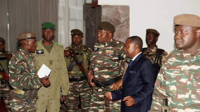 La junta militar de Níger vuelve a cerrar el espacio aéreo ante una posible intervención