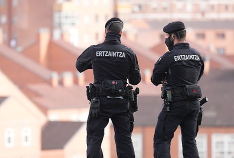 La Ertzaintza investiga la aparición de un cadáver descuartizado en una maleta en Bilbao