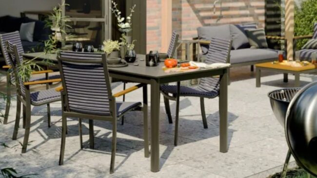 Sofisticada, elegante y versátil: así es la mesa de jardín top ventas de Leroy Merlin ¡rebajada 119€!