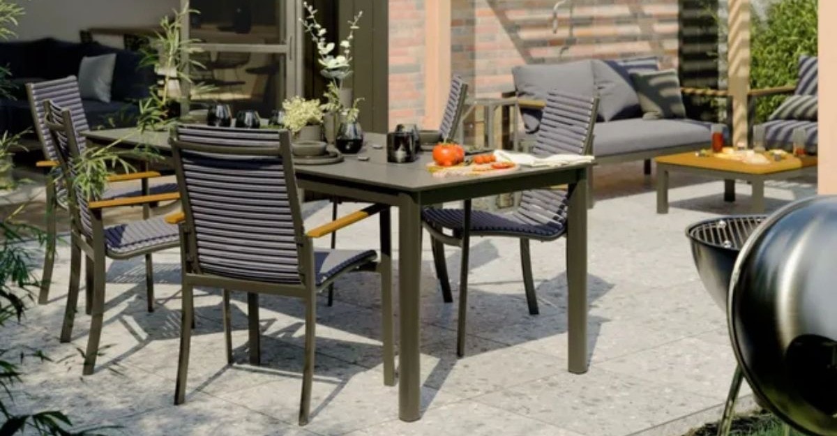 Sofisticada, elegante y versátil: así es la mesa de jardín top ventas de Leroy Merlin ¡rebajada 119€!