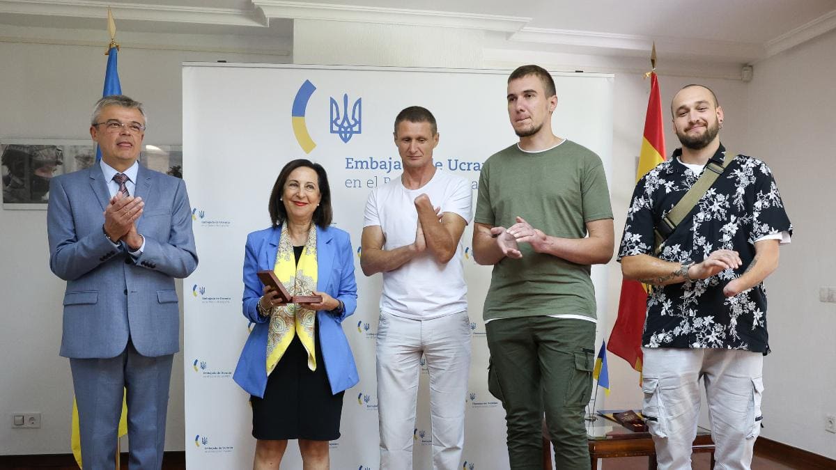 Robles expresa su respaldo «total y absoluto» a Ucrania tras ser condecorada en la embajada
