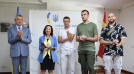 Robles expresa su respaldo «total y absoluto» a Ucrania tras ser condecorada en la embajada
