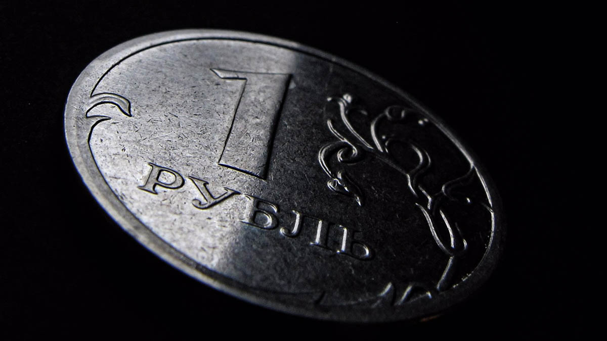 El rublo se desploma frente al dólar y el euro y marca mínimos desde marzo de 2022