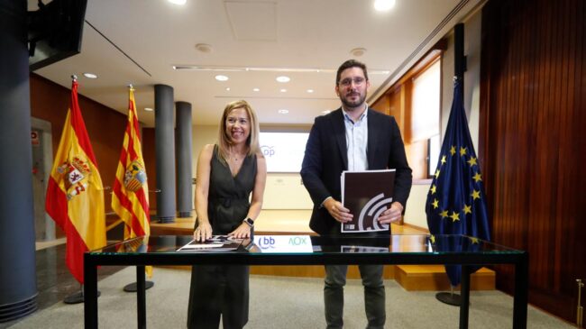 El presidente del PP de Aragón se borra de la foto con Vox en la firma del acuerdo de coalición