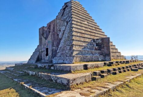 Memoria Histórica amenaza a Santonja (Vox) si declara BIC la pirámide de los italianos