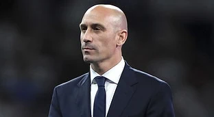 Rubiales destituye a todos sus vicepresidentes menos uno para dejar atado su relevo