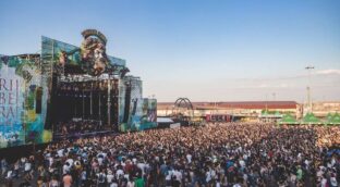 Sonorama: buen rollo y pechos al descubierto