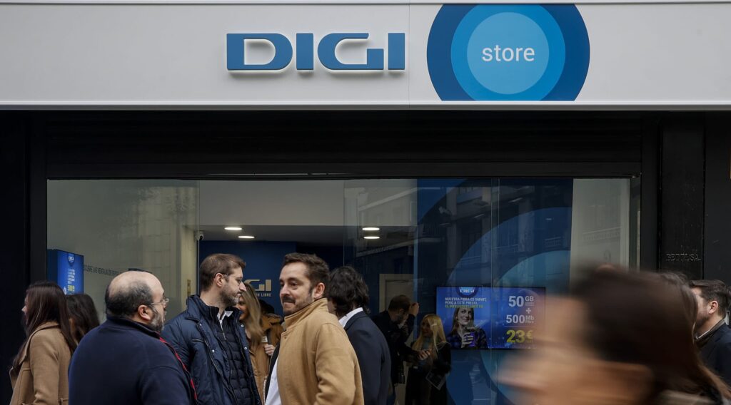Varias personas durante la inauguración de la primera tienda a nivel nacional de DIGI, a 23 de febrero de 2023, en Valencia. 