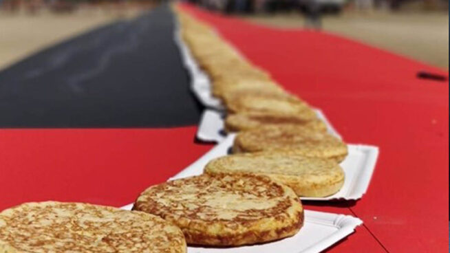 Hacer tortilla de patatas es un 20,4% más caro este verano y comer marisco cuesta un 8% más