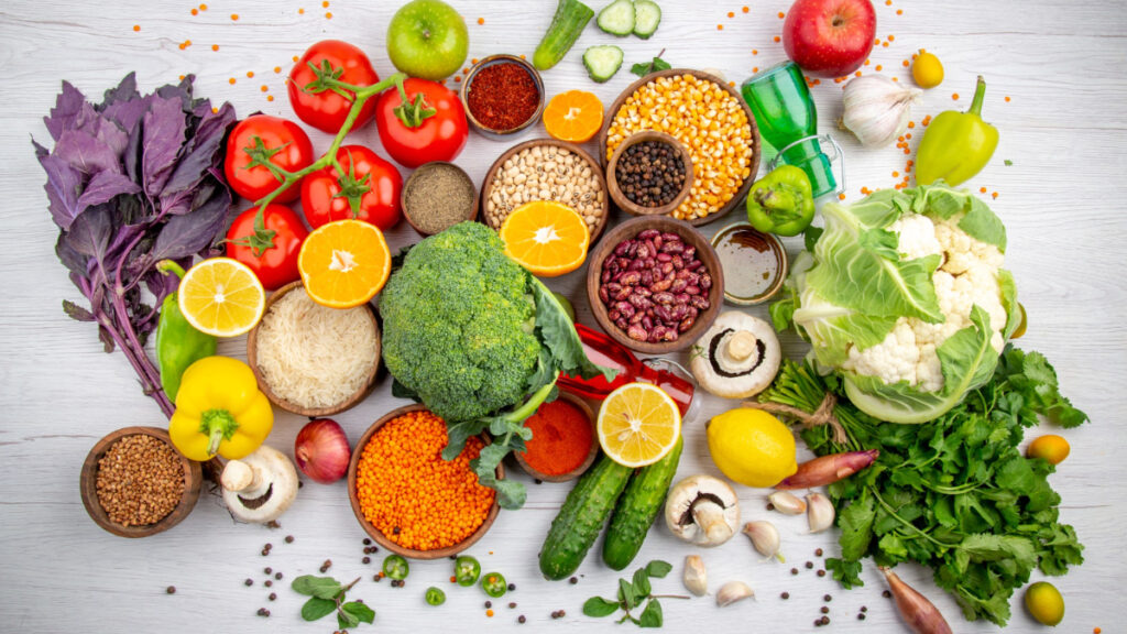 Un bodegón de verduras y hortalizas de una dieta sana