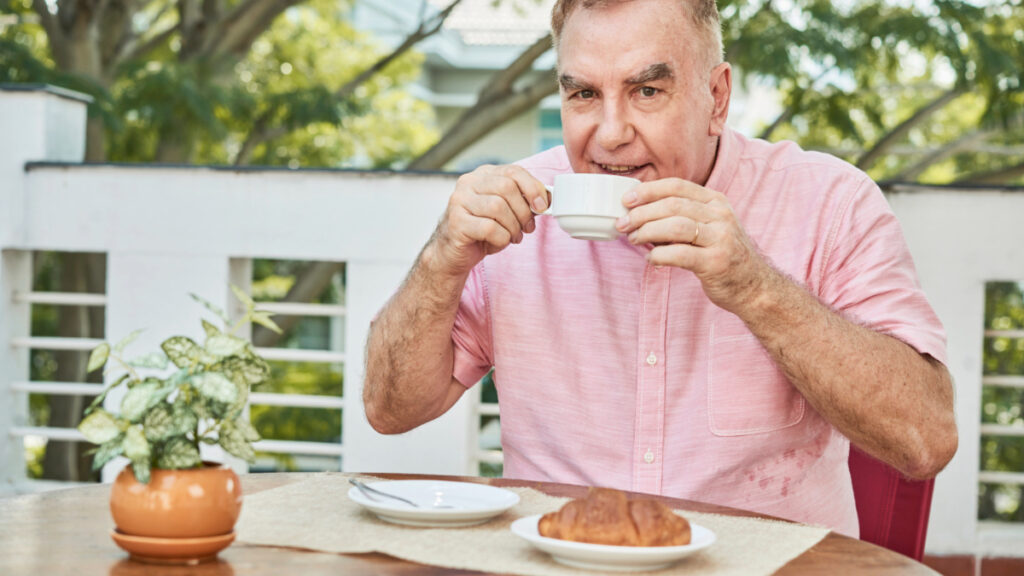 Un hombre desayuna para evitar la bajada de azúcar