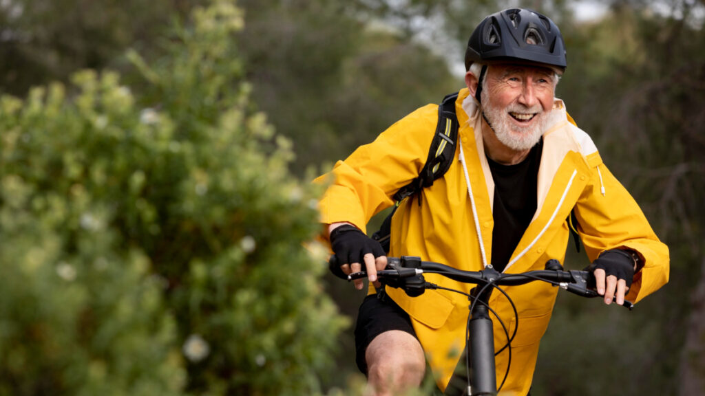 Un hombre maduro disfruta al montar en bicicleta