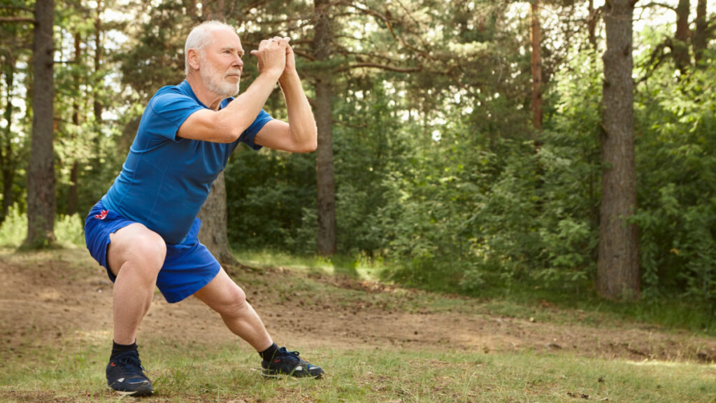 Un hombre mayor realiza ejercicio al aire libre