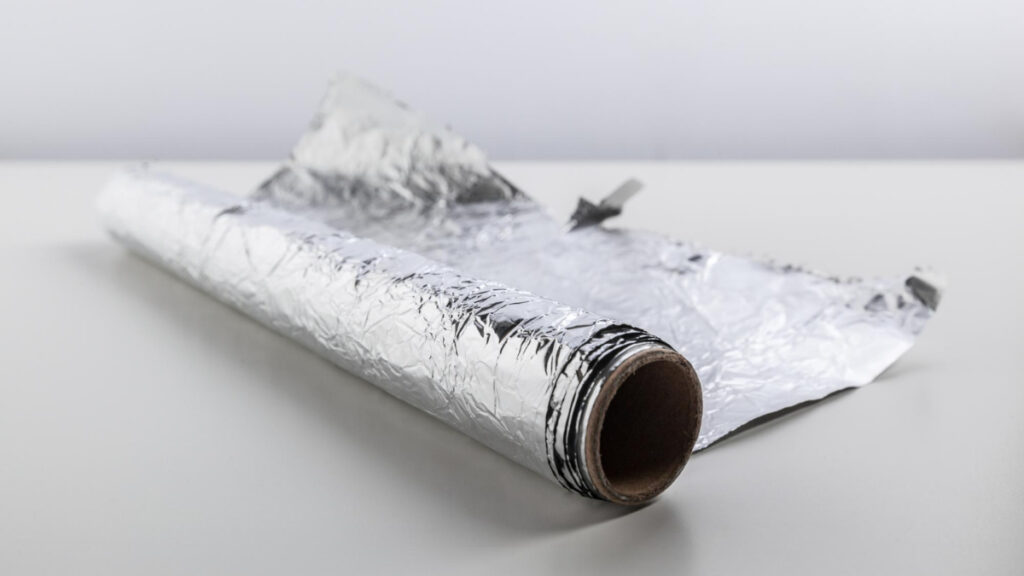 Un rollo de papel de aluminio