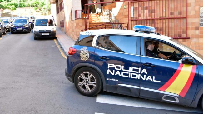 La Policía rescata a tres inmigrantes ocultos en el interior de un camión frigorífico en Cádiz