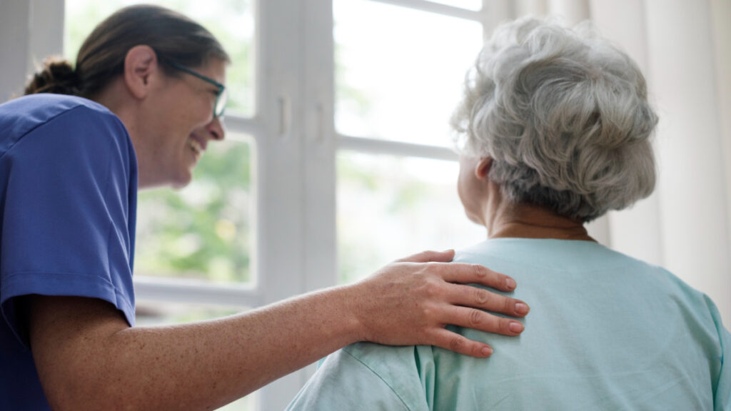Una enfermera asiste a una anciana con demencia